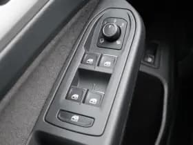 Volkswagen Golf thumbnail 37