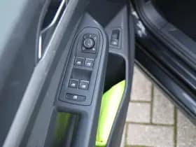 Volkswagen Golf thumbnail 32