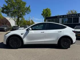 Tesla Model Y thumbnail 17