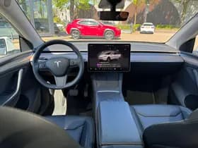 Tesla Model Y thumbnail 4