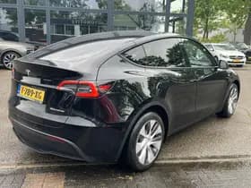 Tesla Model Y thumbnail 4