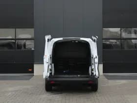 Ford E-Transit Courier thumbnail 8