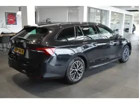 Škoda Octavia Combi 2.0 TDI Sportline navi camera led trekhaak 150 pk !! thumbnail 4