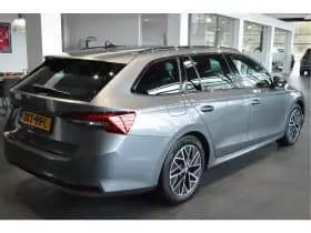 Škoda Octavia Combi 2.0 TDI Sportline navi camera led trekhaak 150 pk !! thumbnail 4