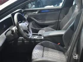 Volkswagen Passat Variant 2.0 TDI 3X R-LINE head up pano trekhaak 18 inch 150 pk !! thumbnail 17