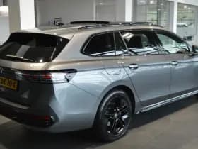 Volkswagen Passat Variant 2.0 TDI 3X R-LINE head up pano trekhaak 18 inch 150 pk !! thumbnail 4