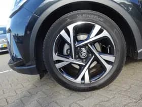 Toyota C-HR thumbnail 9