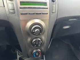 Toyota Yaris thumbnail 12