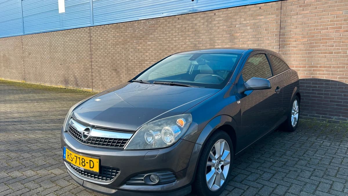 Opel Astra GTC — foto 1