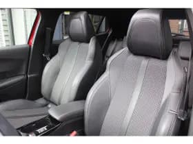 Peugeot E-2008 Ev 50kwh *Gt* | Soh 88.31% | 3-Fase | Schuifdak | Camera | Carplay | Navigatie | Stoelverwarming | Cruise & Climate Control | thumbnail 14