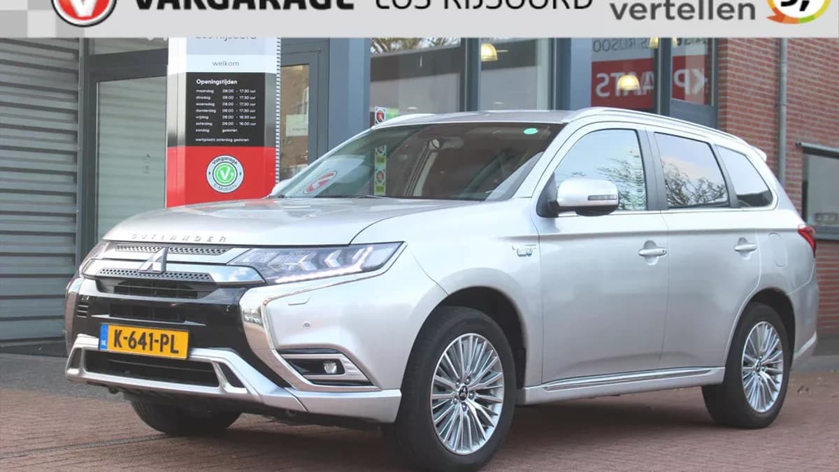 Mitsubishi Outlander 2.4 Phev *Pure+* | Trekhaak | Carplay | Camera | Cruise & Climate Control | Stoelverwarming | Pdc | Navigatie | Privacy | Bluetooth | — foto 1