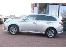 Mitsubishi Outlander 2.4 Phev *Pure+* | Trekhaak | Carplay | Camera | Cruise & Climate Control | Stoelverwarming | Pdc | Navigatie | Privacy | Bluetooth | thumbnail 2