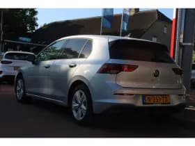 Volkswagen Golf 1.0 Etsi Hybride *Life* | Carplay | Adaptive Cruise Control | Camera | Climate Control | Navigatie | Pdc | Privacy | Bluetooth | thumbnail 3
