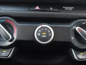 Kia Stonic 1.2 Mpi *Comfortline* | Trekhaak | Carplay | Cruise Control | A/C | Stoel & Stuurverwarming | Privacy | Bluetooth | thumbnail 11