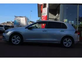 Volkswagen Golf 1.0 Etsi Hybride *Life* | Carplay | Adaptive Cruise Control | Camera | Climate Control | Navigatie | Pdc | Privacy | Bluetooth | thumbnail 2