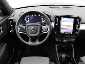 Volvo XC40 B4 Plus Dark thumbnail 2