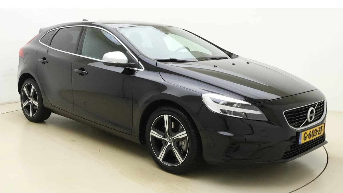 Volvo V40 T3 153pk Automaat Polar+ Sport / 1e Eig. / Panoramadak / Harman&Kardon / PDC + Camera / Stoelverwarming / Getint glas / Keyless / DAB+ / 17'' / On Call / — foto 1