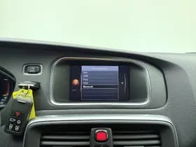 Volvo V40 T3 153pk Automaat Polar+ Sport / 1e Eig. / Panoramadak / Harman&Kardon / PDC + Camera / Stoelverwarming / Getint glas / Keyless / DAB+ / 17'' / On Call / thumbnail 17