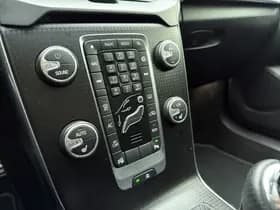 Volvo V40 T3 153pk Automaat Polar+ Sport / 1e Eig. / Panoramadak / Harman&Kardon / PDC + Camera / Stoelverwarming / Getint glas / Keyless / DAB+ / 17'' / On Call / thumbnail 19