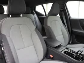 Volvo XC40 B4 211pk Plus Dark / Elektr. stoelen / H&K audio / Trekhaak / Stoel/- en stuurverwarming / Adapt. Cruise / BLIS / Elektr. Achterklep / PDC + CAM / thumbnail 4