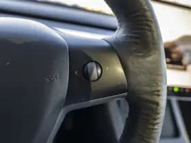 Tesla Model Y thumbnail 30