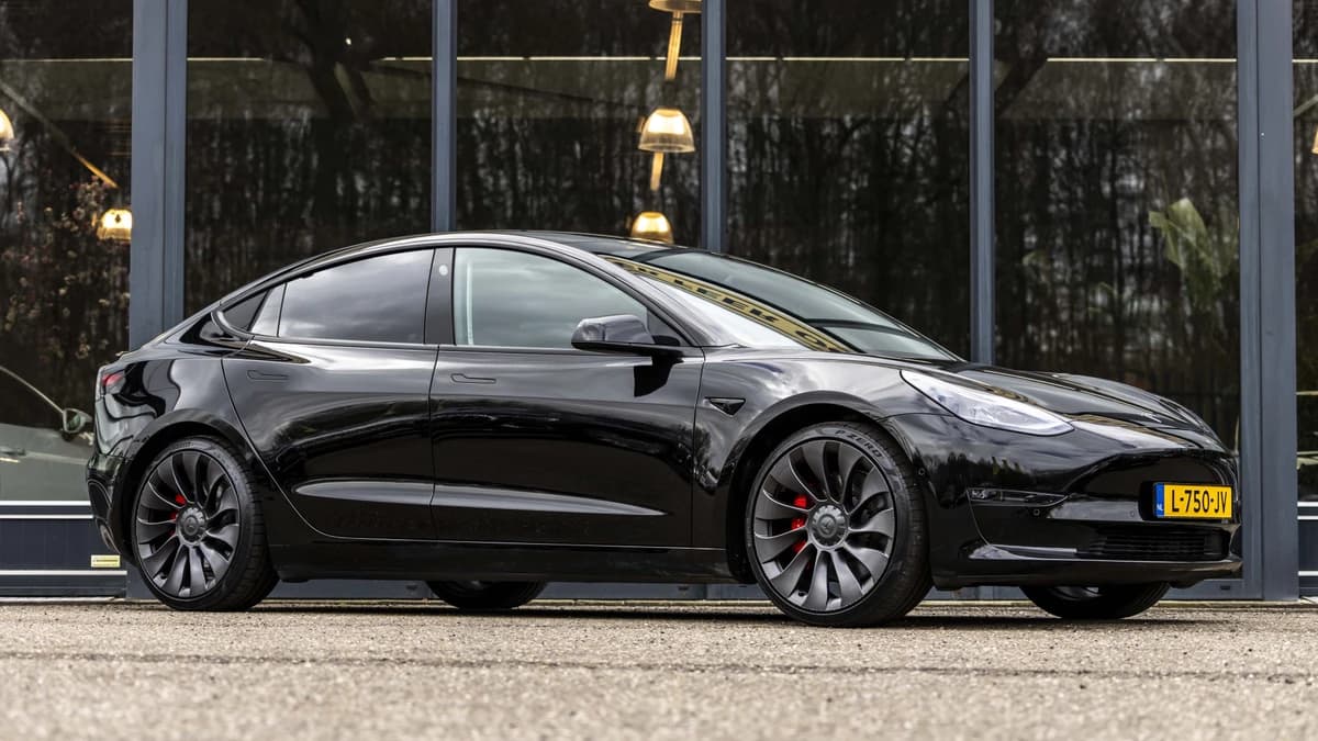 Tesla Model 3 — foto 1