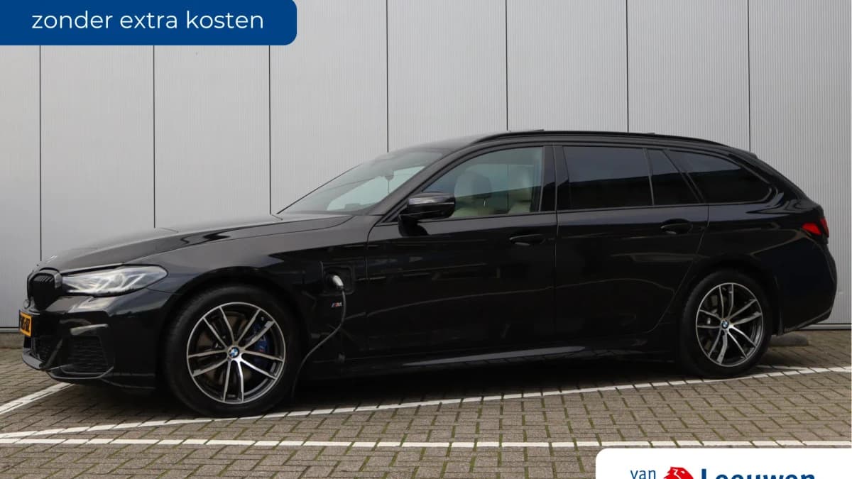 BMW 5 Serie Touring 530e M-sport | Trekhaak | Pano | H&K | Head-up | Org. NL — foto 1