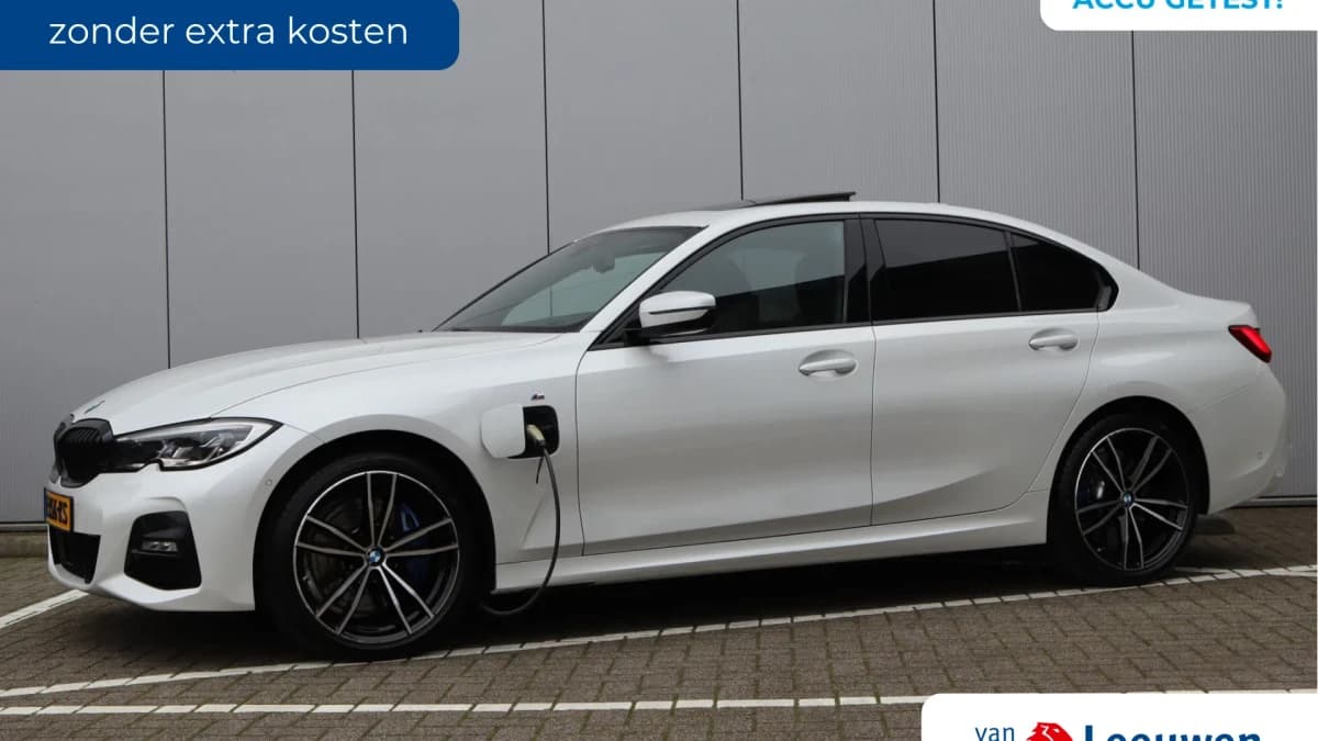 BMW 3-serie 330e M-sport | Schuifdak | Leder | Laser | 88,6% SOH | Org. NL — foto 1