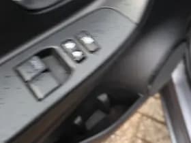 Toyota Yaris thumbnail 18