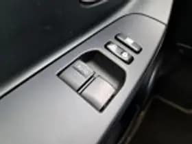 Toyota Yaris thumbnail 45