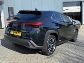 Lexus UX thumbnail 3