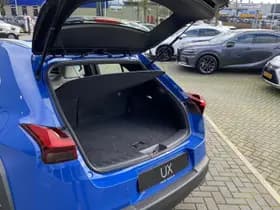 Lexus UX thumbnail 16