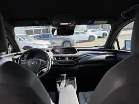 Lexus UX thumbnail 32