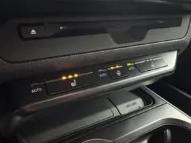 Lexus UX thumbnail 32