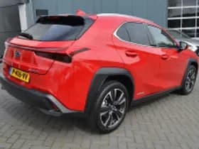 Lexus UX thumbnail 3