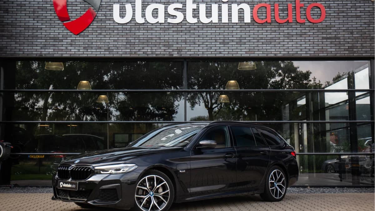 BMW 5 Serie Touring 530e M-Sport , Shadowline, Adaptive Cruise, Trekhaak, Leder, SOH 91% — foto 1