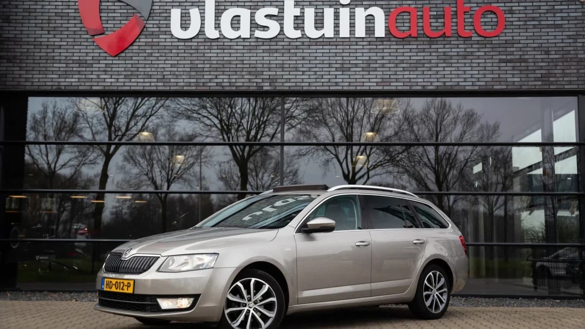 Škoda Octavia Combi 1.6 TDI Greentech Edition Businessline , Panoramadak, Trekhaak, Achteruitrijcamera, — foto 1