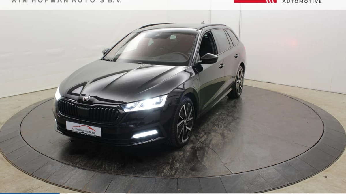 Skoda Octavia iV Sportline PHEV 204PK Trekgewicht ZW Hemel el RS Mem Seats Camera Virtual EL AKlep Dodeh detec — foto 1