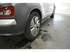 Hyundai Kona EV Premium 64 kWh Warmtepomp Trekhaak SOH 100% 3-Fase CCS Laden Leder Camera thumbnail 39