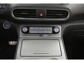 Hyundai Kona EV Premium 64 kWh Warmtepomp Trekhaak SOH 100% 3-Fase CCS Laden Leder Camera thumbnail 41