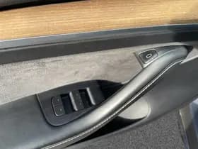Tesla Model 3 thumbnail 10