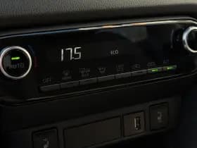 Toyota Yaris 1.5 Hybrid Dynamic thumbnail 16