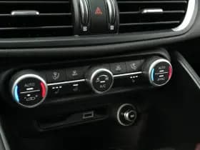 Alfa Romeo Giulia 2.0 Turbo 280 PK Competizione Q4 AWD | Pano | Veloce | 19" VERKOCHT thumbnail 45