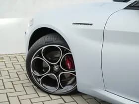 Alfa Romeo Giulia 2.0 Turbo 280 PK Competizione Q4 AWD | Harman | Veloce | 19" thumbnail 22