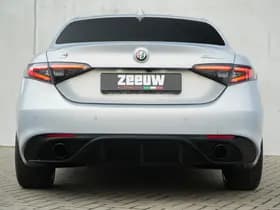 Alfa Romeo Giulia 2.0 Turbo 280 PK Competizione Q4 AWD | Harman | Veloce | 19" thumbnail 24