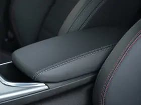 Alfa Romeo Giulia 2.0 Turbo 280 PK Competizione Q4 AWD | Harman | Veloce | 19" thumbnail 35