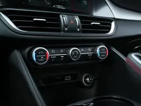 Alfa Romeo Giulia 2.0 Turbo 280 PK Competizione Q4 AWD | Harman | Veloce | 19" thumbnail 40