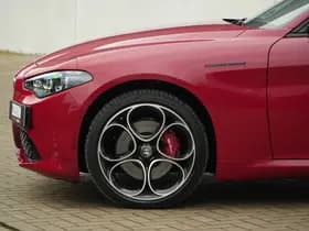 Alfa Romeo Giulia 2.0 Turbo 280 PK Competizione Q4 AWD | Harman | Veloce | 19" thumbnail 13