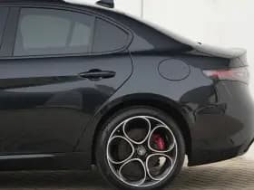 Alfa Romeo Giulia 2.0 Turbo 280 PK Competizione Q4 AWD | Pano | Veloce | 19" thumbnail 11