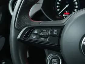 Alfa Romeo Giulia 2.0 Turbo 280 PK Competizione Q4 AWD | Pano | Veloce | 19" thumbnail 17